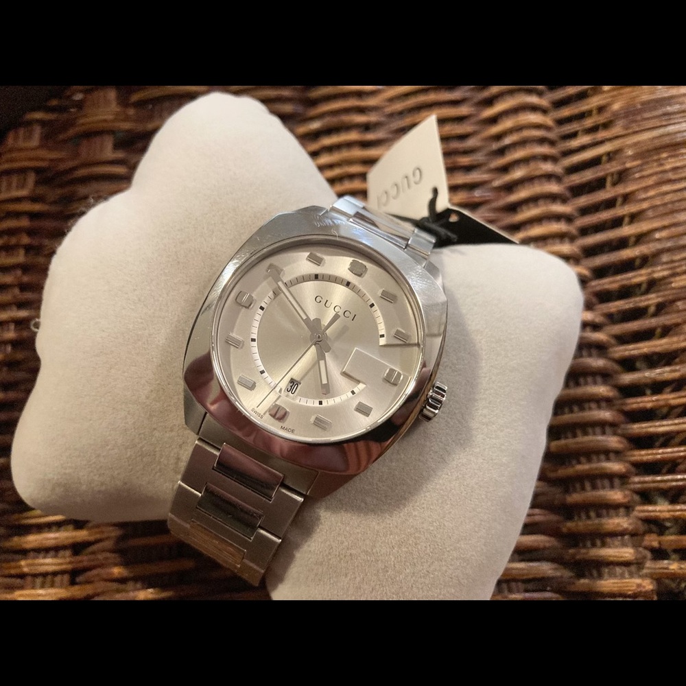 Gucci men’s watch- like new